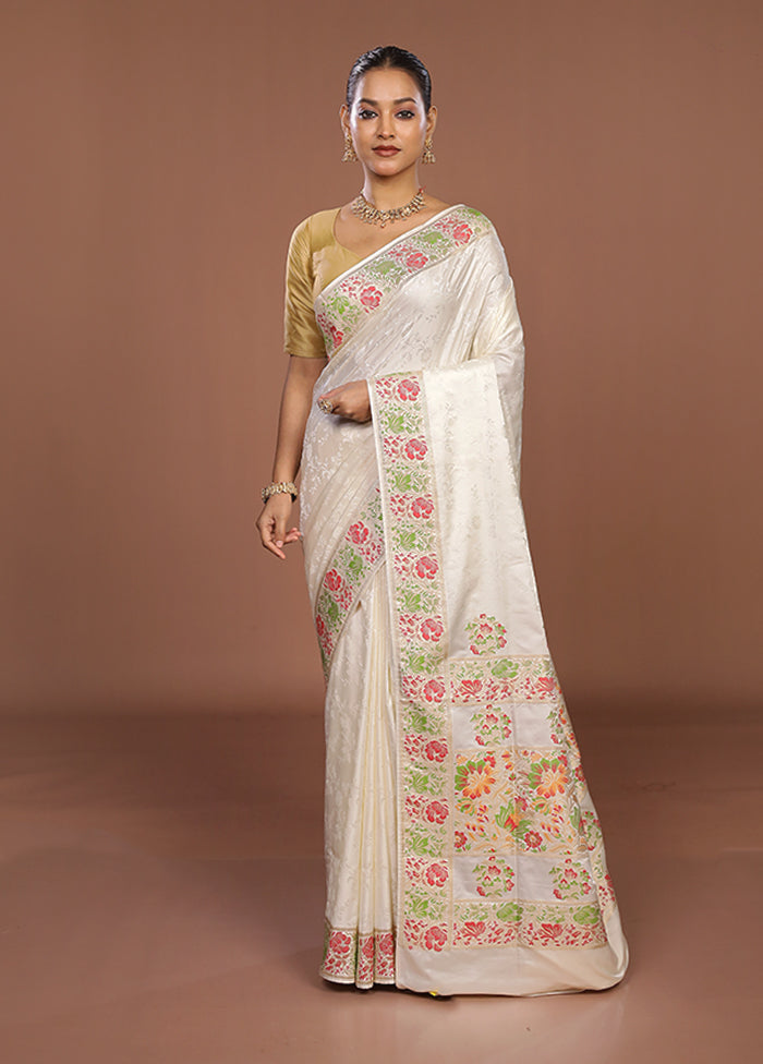 White Handloom Tanchoi Silk Saree With Blouse Piece