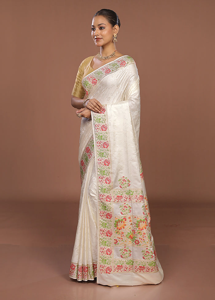 White Handloom Tanchoi Silk Saree With Blouse Piece