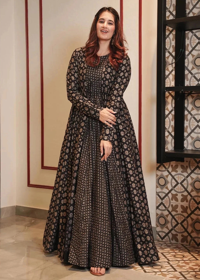 green emerald velvet dress BLACK HEAVY EMBROIDERED INDIAN WEDDING & EVENING GOWN main image 1
