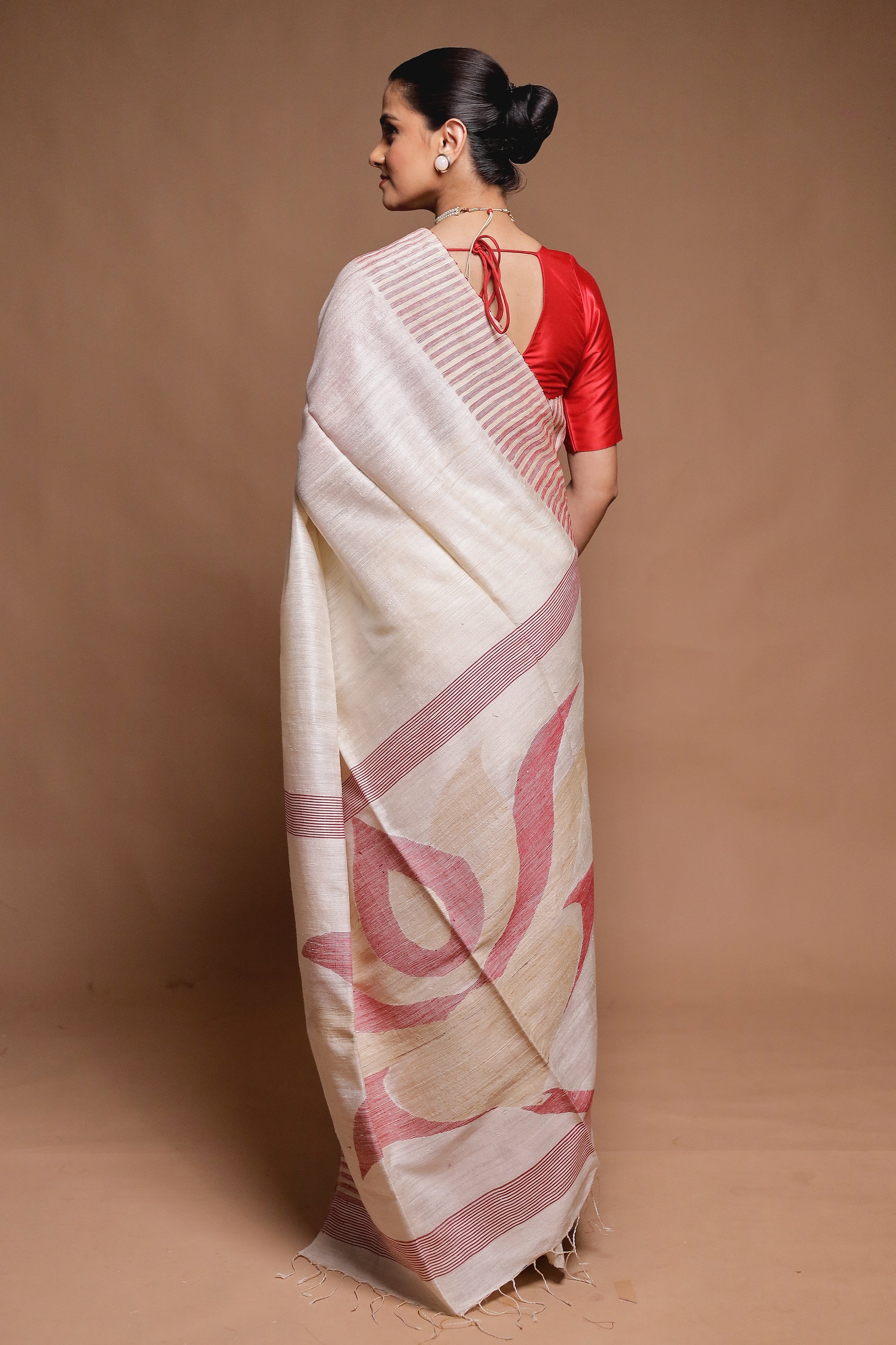 White Handloom Matka Pure Silk Saree With Blouse Piece