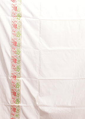 White Handloom Tanchoi Pure Silk Saree With Blouse Piece
