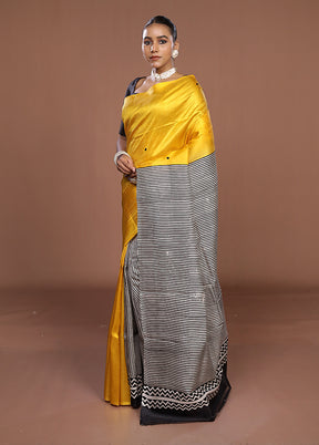 Yellow Printed Silk Saree Without Blouse Piece