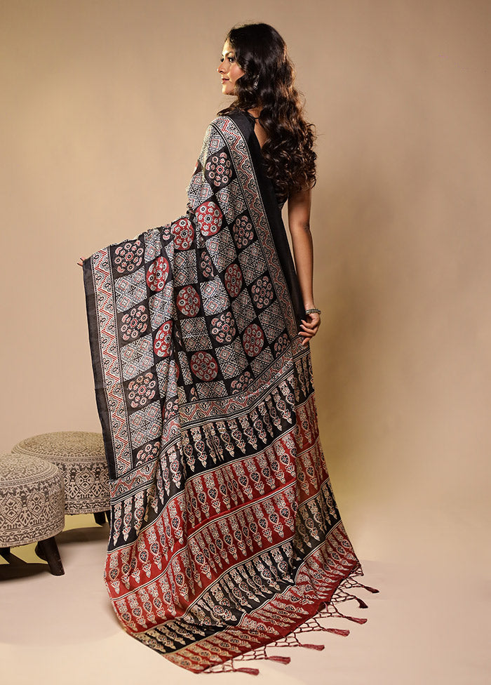 Black Printed Silk Saree With Blouse Piece