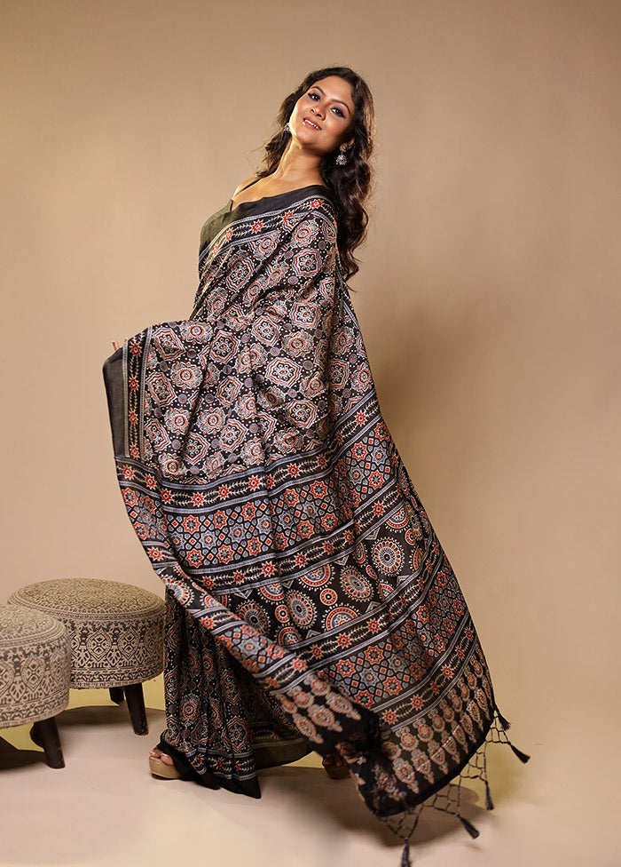 Black Printed Silk Saree With Blouse Piece