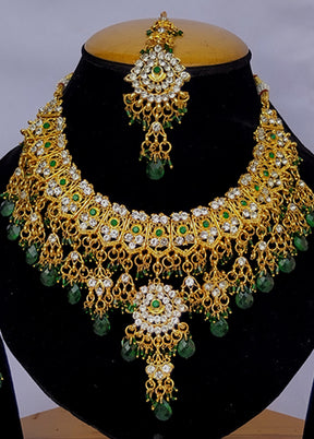 Multicolor Alloy Jewellery Set (1 Necklace, 1 Pair Earrings, 1 Mang Tikka)