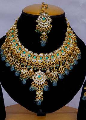 Multicolor Alloy Jewellery Set (1 Necklace, 1 Pair Earrings, 1 Mang Tikka)